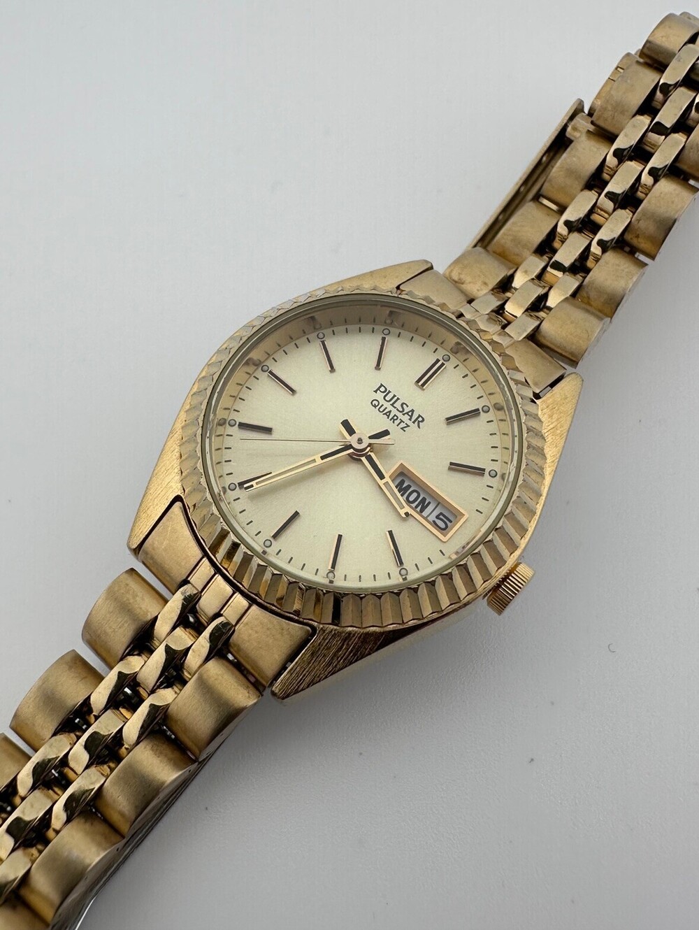Vintage 90s Pulsar Quartz Womens Gold Day Date Watch Fluted Bezel Jubilee